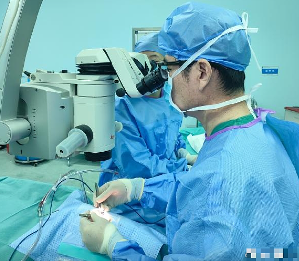 眼痛就医取出2.5cm原子笔头!深圳男:27年前被同学戳眼(组图) - 3