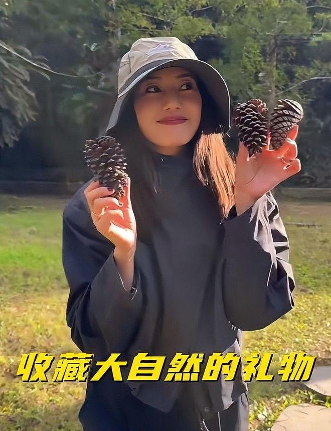 47岁高圆圆自驾游海南，穿无袖黑背心露大粗臂，捡松果碰见羊粪蛋（组图） - 13