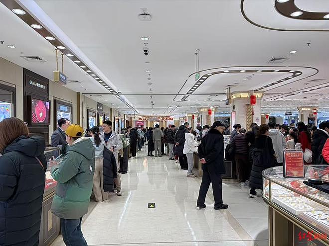 金价暴跌后实探北京金店:有消费者拖行李箱“抄底”,回收变现需排队3个半小时(组图) - 1