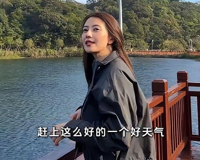 47岁高圆圆自驾游海南，穿无袖黑背心露大粗臂，捡松果碰见羊粪蛋（组图） - 18