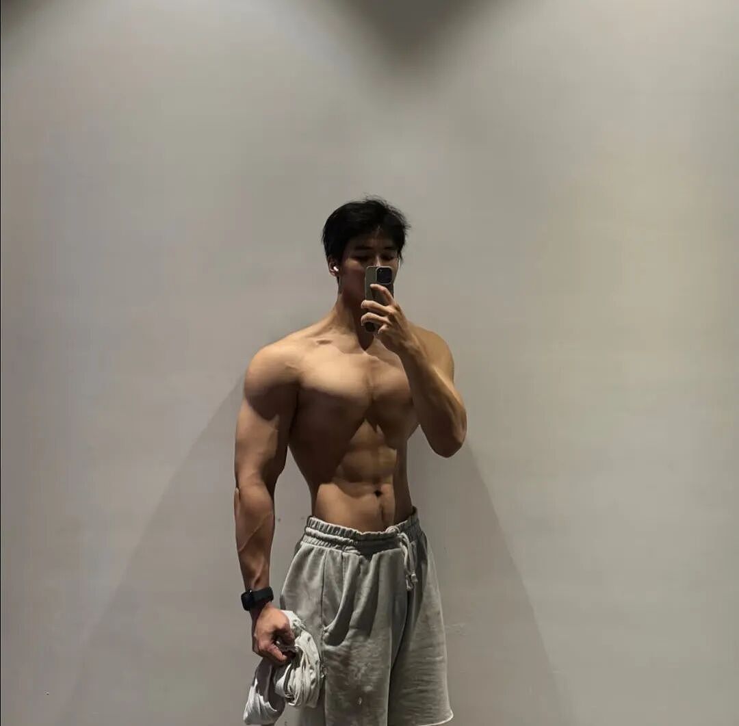 【帅哥】宽肩窄腰黑皮翘臀体育生,顶级男模身材,网友们集体沸腾....(组图) - 9