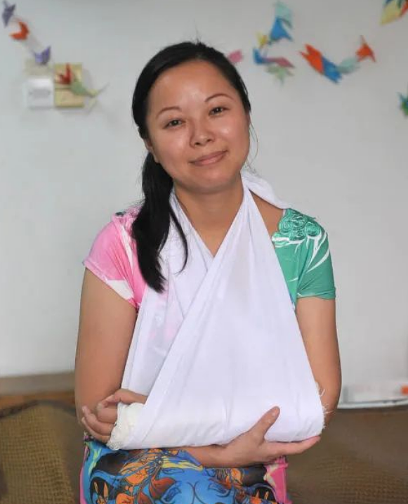 杭州一女童从10楼掉落，女子不顾危险徒手接住，导致胳膊粉碎性骨折，因把20万奖励留作自用，遭到非议，如今她怎么样了（组图） - 9
