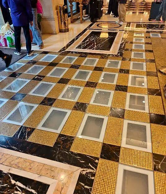 澳门英皇娱乐酒店大堂78公斤黄金被连夜撤走,价值超8580万元!工作人员回应:与金价无关,系内部装修需要(组图) - 1