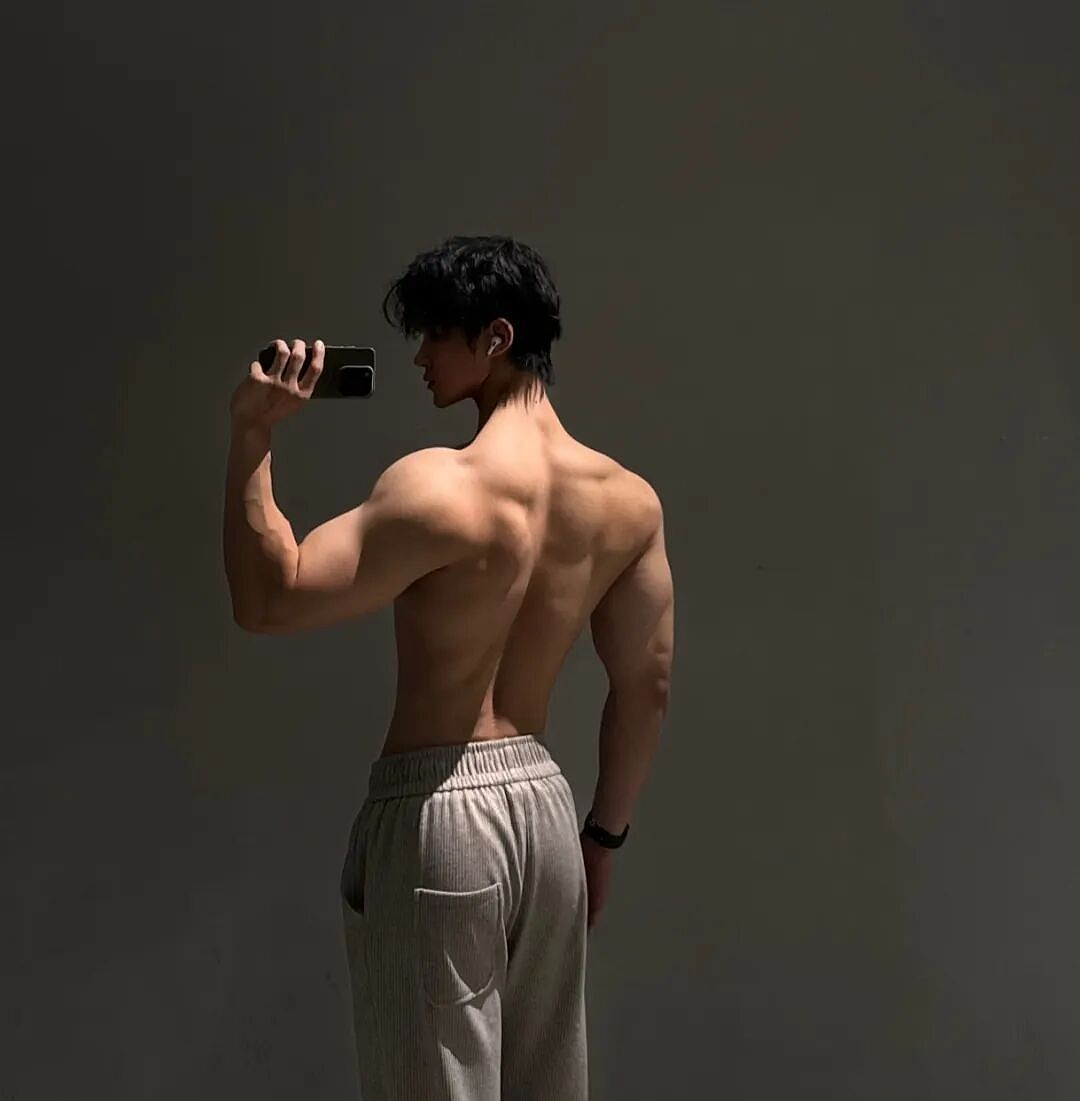 【帅哥】宽肩窄腰黑皮翘臀体育生,顶级男模身材,网友们集体沸腾....(组图) - 2