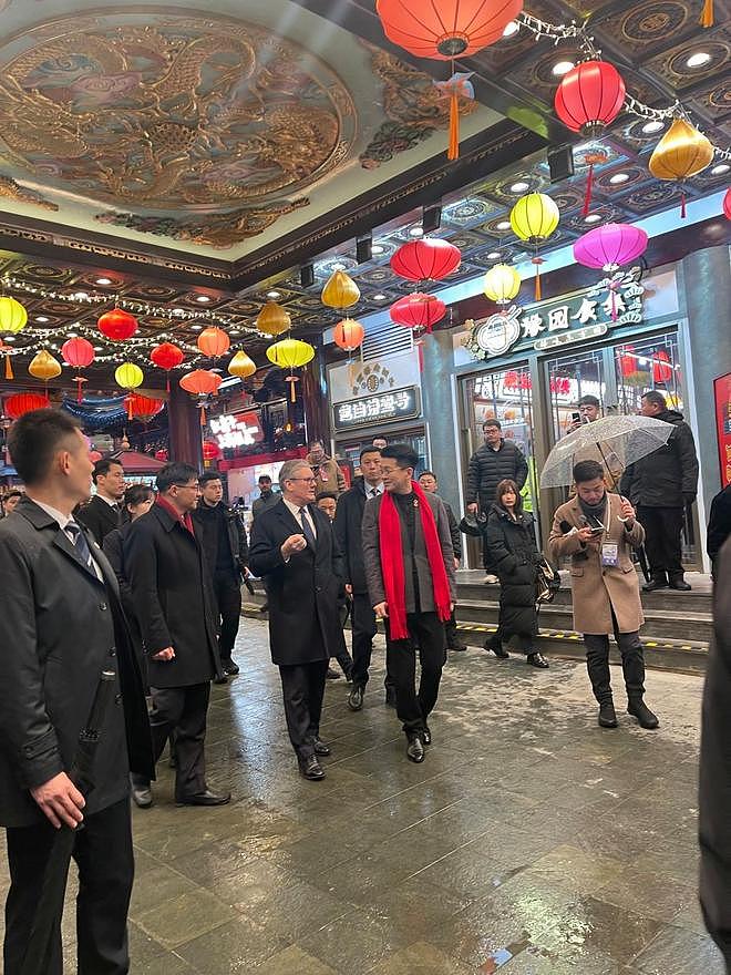 从豫园湖心亭到Jellycat展台：斯塔默在上海30个小时的外交精细活（组图） - 1