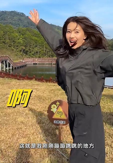 47岁高圆圆自驾游海南，穿无袖黑背心露大粗臂，捡松果碰见羊粪蛋（组图） - 19
