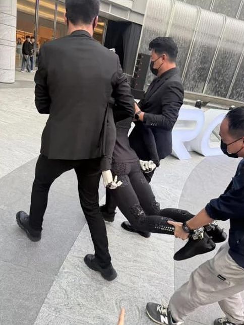 小鹏机器人首秀 “摔了”？何小鹏回应“想起孩子学步”（组图） - 1