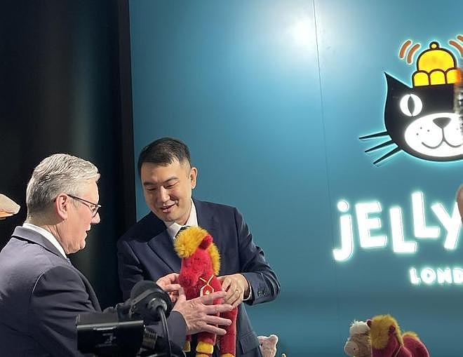 从豫园湖心亭到Jellycat展台：斯塔默在上海30个小时的外交精细活（组图） - 2