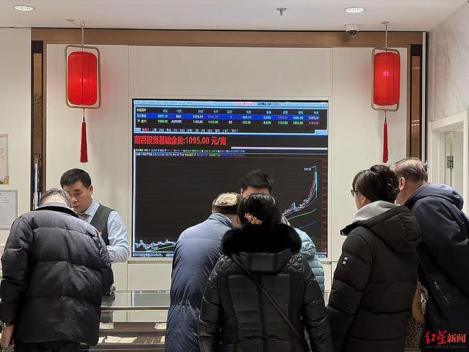 金价暴跌后实探北京金店:有消费者拖行李箱“抄底”,回收变现需排队3个半小时(组图) - 4
