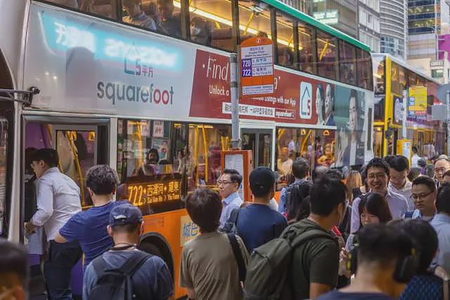 香港巴士安全带风波：“强戴令”实施未一周即暂缓，新法例为何惹来争议？（组图） - 1