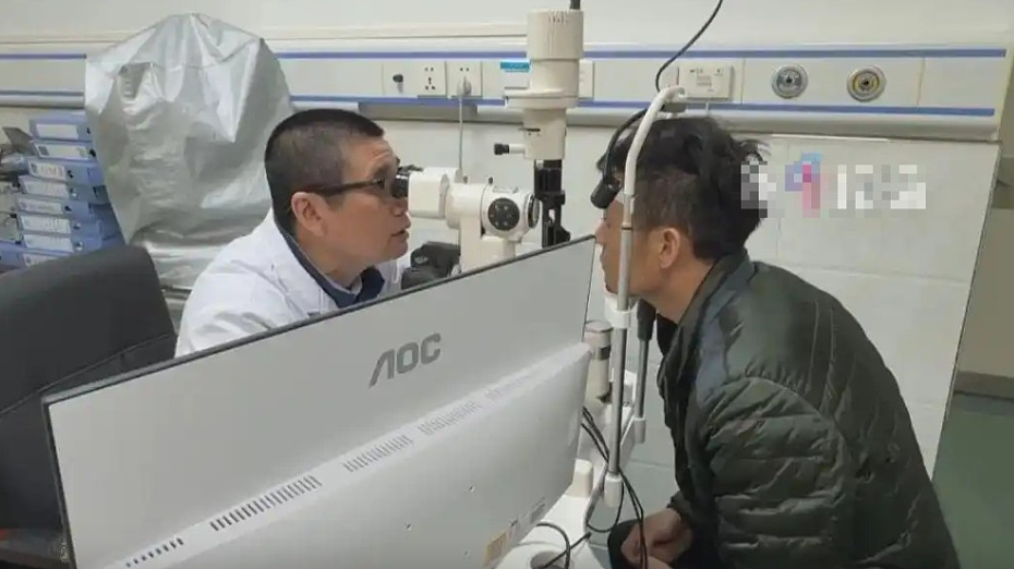眼痛就医取出2.5cm原子笔头!深圳男:27年前被同学戳眼(组图) - 2