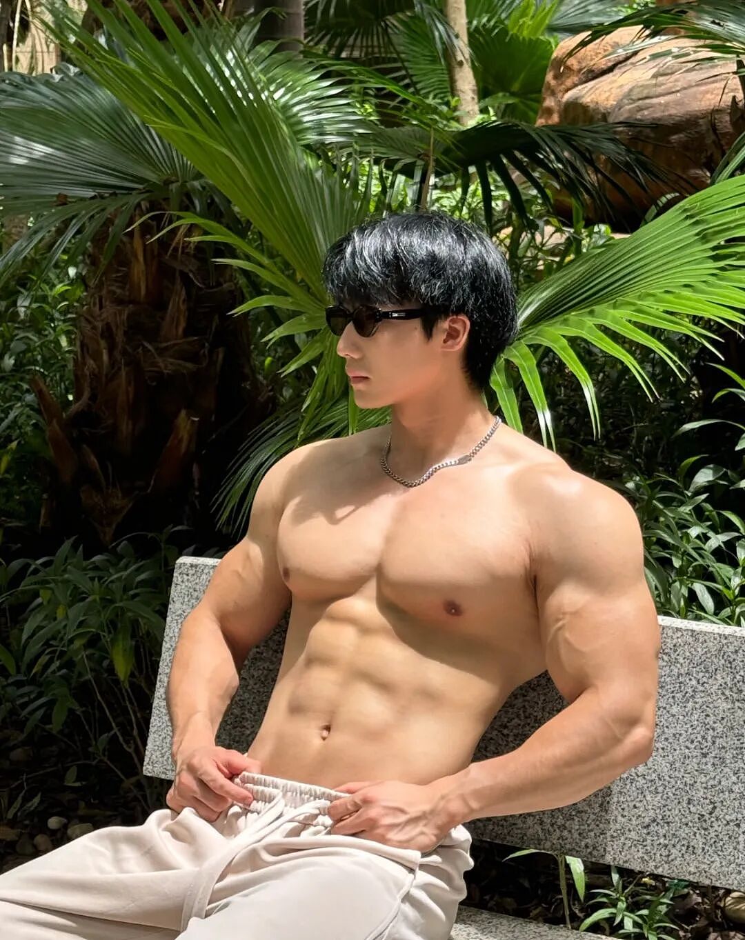 【帅哥】古有侠女十三妹,今天型男十三哥,腹肌为弓,笑容为弦,张力拉满(组图) - 1