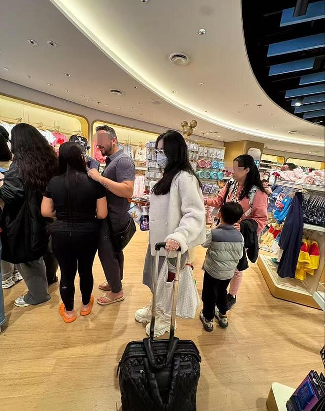 网友机场偶遇张柏芝，疑似再飞澳洲陪Lucas读书！独自拿八九件行李（组图） - 4
