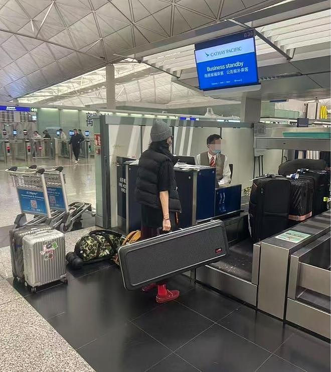 网友机场偶遇张柏芝，疑似再飞澳洲陪Lucas读书！独自拿八九件行李（组图） - 12