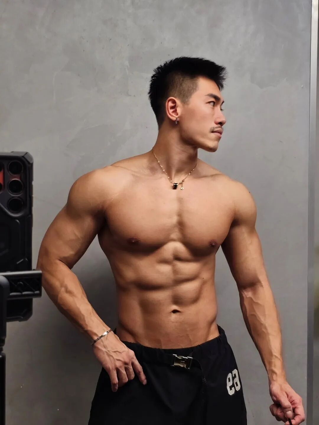 【帅哥】曼谷白趴上的两大帅哥，腹肌加起来十六块，可谓棋逢对手，真是让我难以决择（组图） - 7