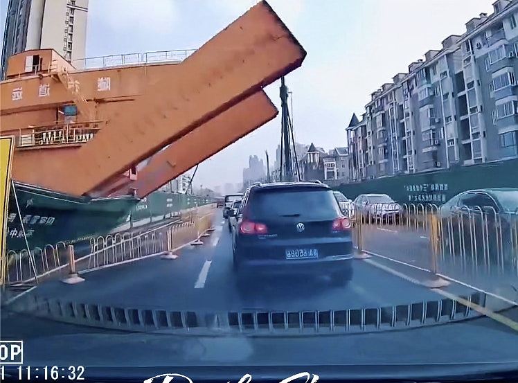 武汉地盘龙门吊坠落压毁车辆1死1伤,网民轰施工方未封路酿祸(组图) - 2