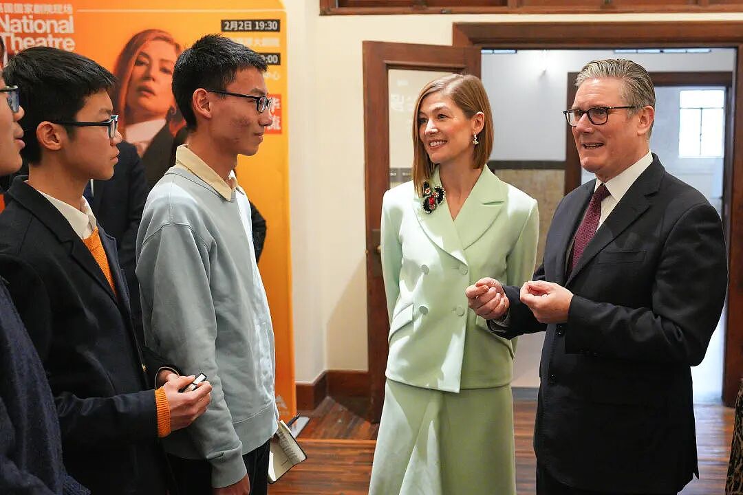 英国首相身边“中文十级”女星火了：艾美奖得主，爱读鲁迅、《三体》，伴侣中文水平“在伦敦难有敌手”（组图） - 1