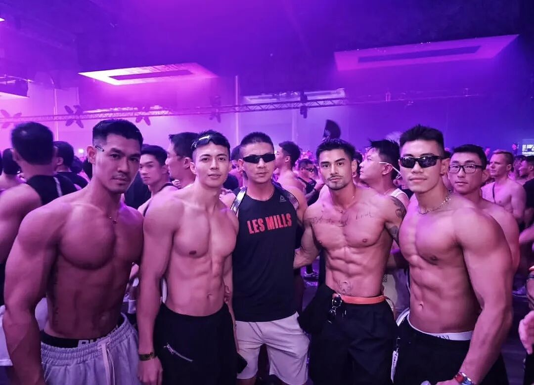 【帅哥】曼谷白趴上的两大帅哥，腹肌加起来十六块，可谓棋逢对手，真是让我难以决择（组图） - 5