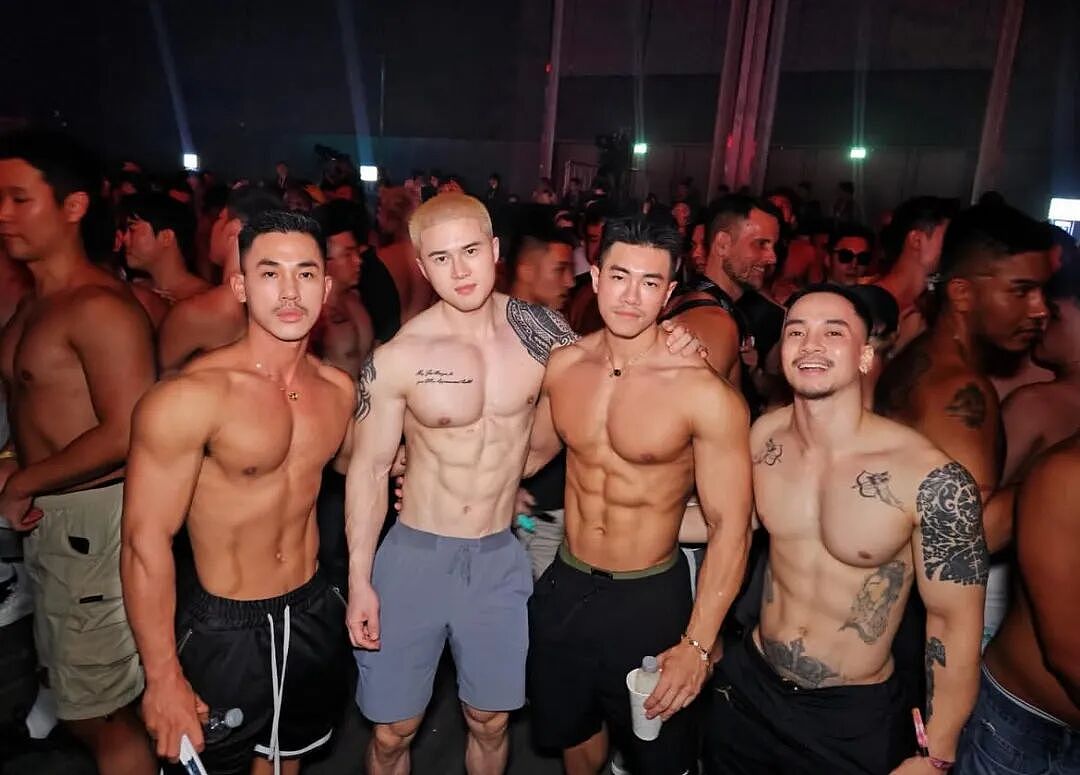 【帅哥】曼谷白趴上的两大帅哥，腹肌加起来十六块，可谓棋逢对手，真是让我难以决择（组图） - 2