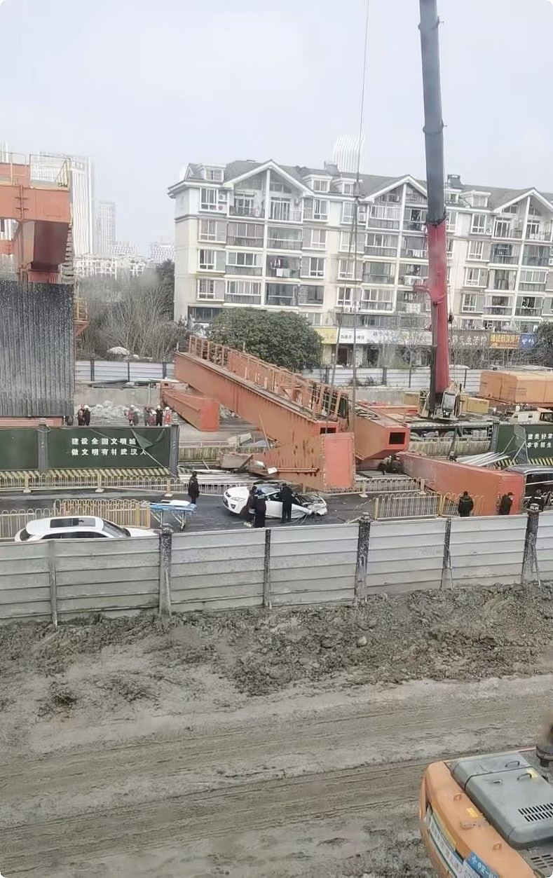 武汉地盘龙门吊坠落压毁车辆1死1伤,网民轰施工方未封路酿祸(组图) - 6
