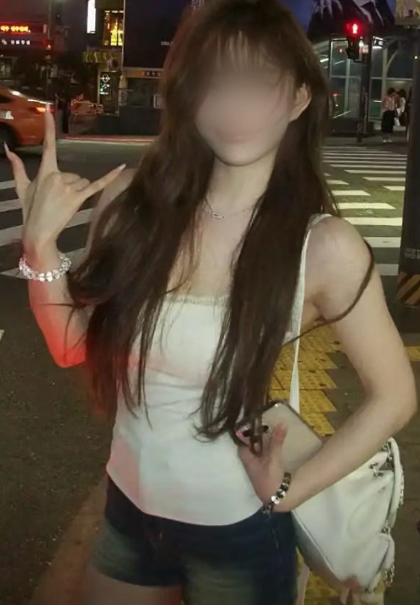 女生偷高颜富家女睡衣丝袜奢侈品后:拍长腿美照造白富美人设被扒太辣眼睛(组图) - 11