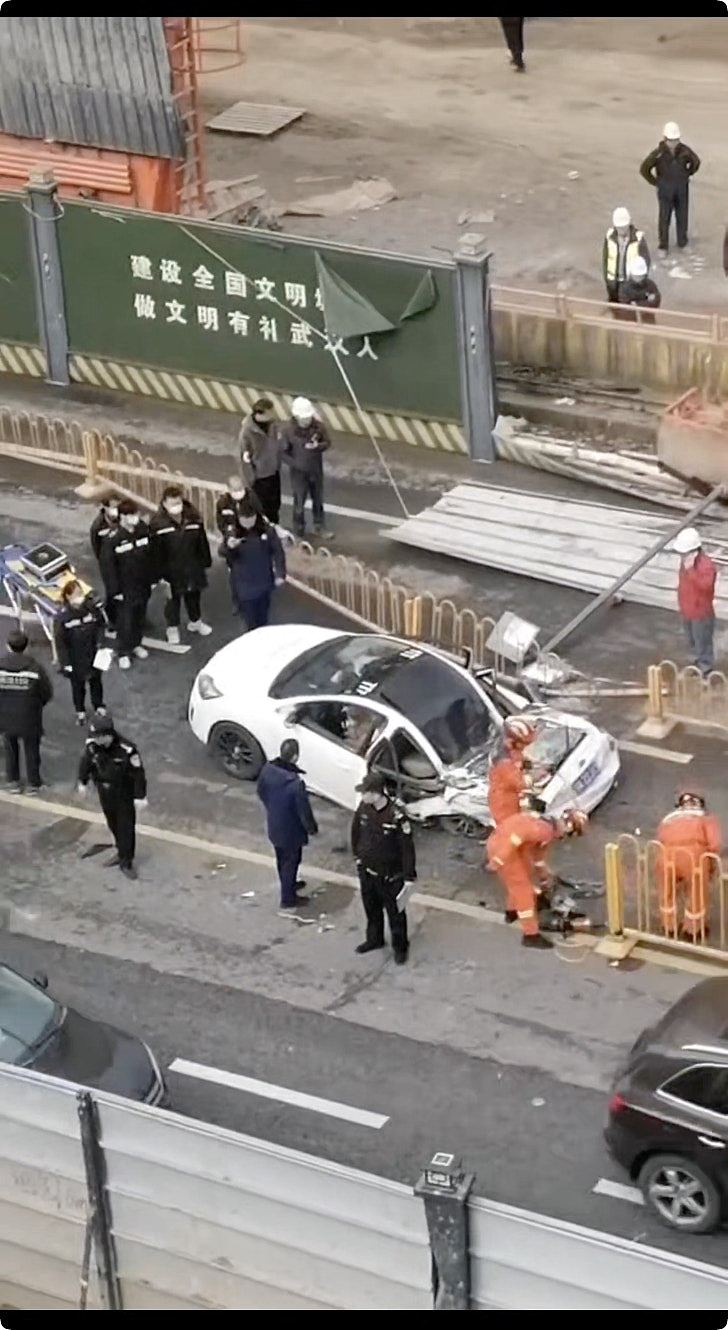 武汉地盘龙门吊坠落压毁车辆1死1伤,网民轰施工方未封路酿祸(组图) - 8