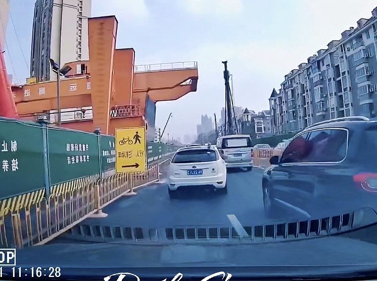 武汉地盘龙门吊坠落压毁车辆1死1伤,网民轰施工方未封路酿祸(组图) - 3