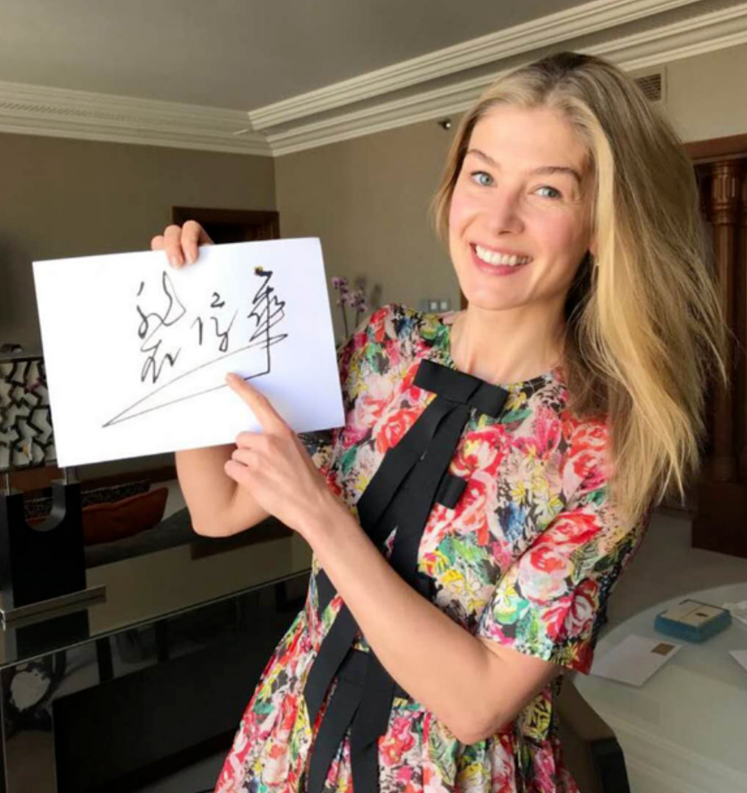 英国首相身边“中文十级”女星火了：艾美奖得主，爱读鲁迅、《三体》，伴侣中文水平“在伦敦难有敌手”（组图） - 2