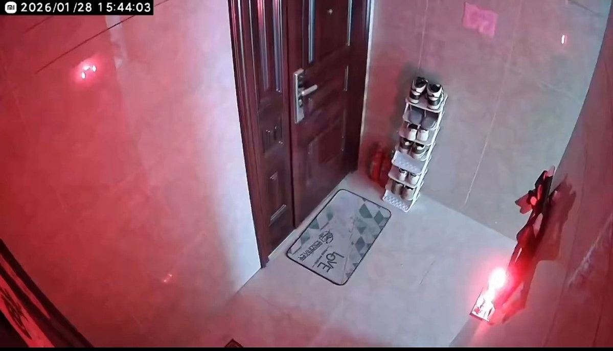 不满邻居过道摆鞋架,湖南女子挂婆婆遗照“反击”!遭邻居丢鸡蛋(组图) - 1