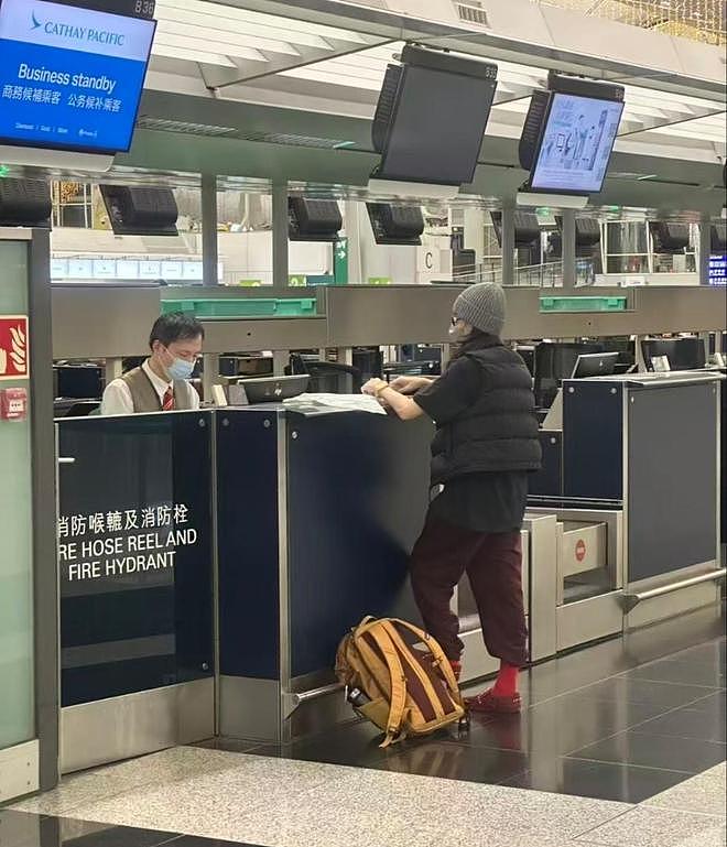 网友机场偶遇张柏芝，疑似再飞澳洲陪Lucas读书！独自拿八九件行李（组图） - 9