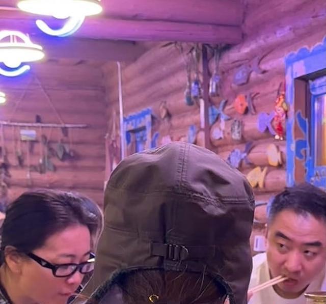 贾玲张小斐新疆被偶遇!两人纯素颜吃火锅,桌旁20瓶啤酒太抢眼(组图) - 3