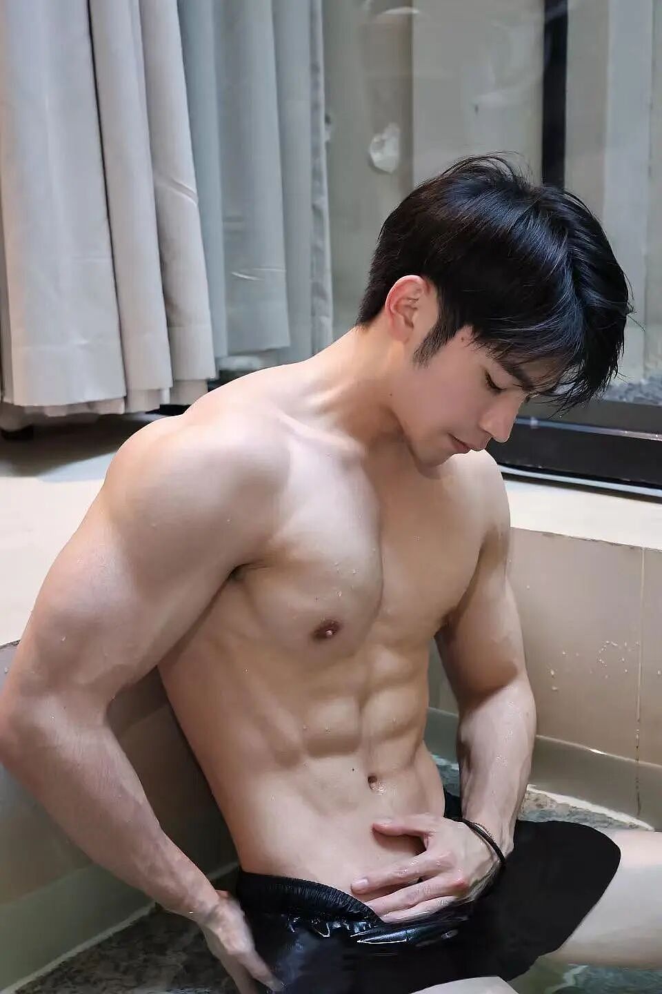 【帅哥】高颜值薄肌帅哥秀肌肉好身材和搓衣板腹肌(组图) - 2