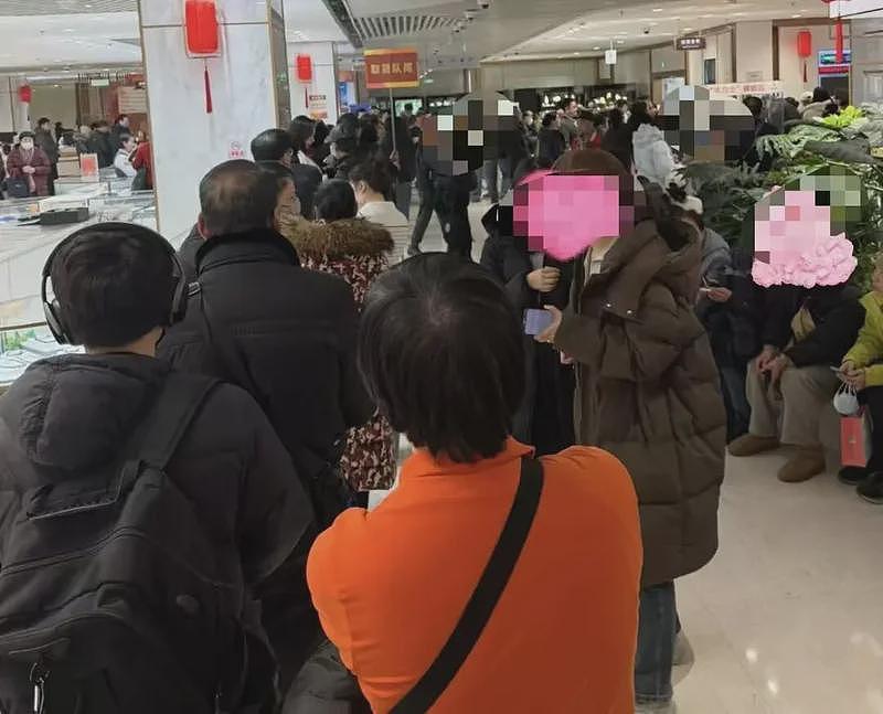 北京金店被挤爆！有人卖金还房贷（组图） - 3