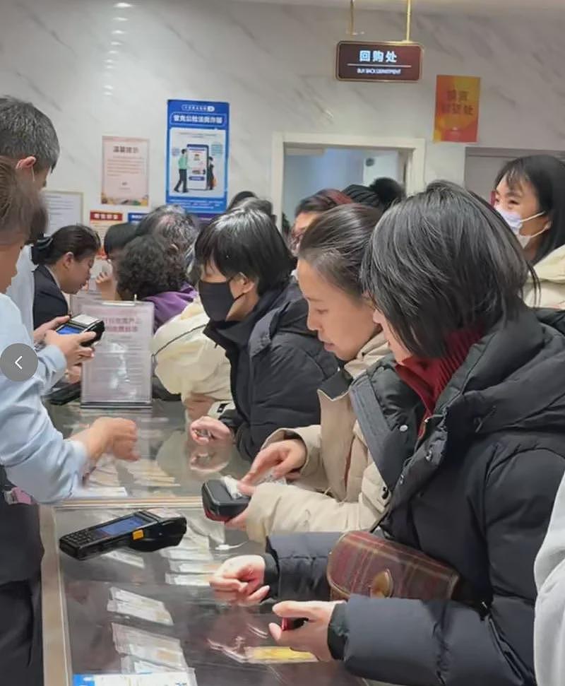 北京金店被挤爆！有人卖金还房贷（组图） - 9
