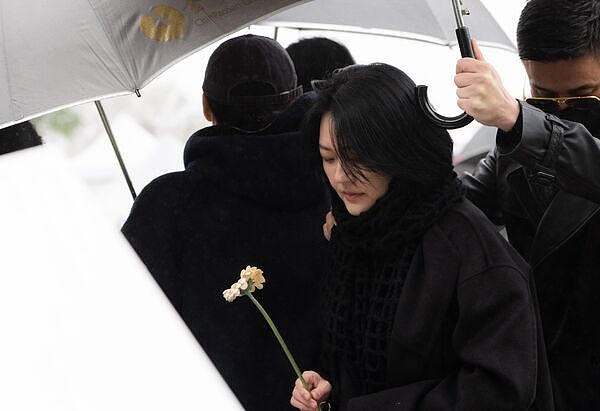 “大S”纪念雕像雨天落成登顶热搜！大陆网哽咽：老天爷也在落泪（视频/组图） - 3