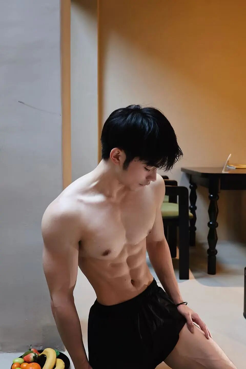 【帅哥】高颜值薄肌帅哥秀肌肉好身材和搓衣板腹肌(组图) - 3