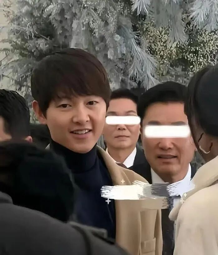 全网热议！宋仲基夫妇罕见同框，三年两娃后首度合体亮相，40岁幸福肥被拍出“真实婚姻状态”，双宋时代彻底翻篇（组图） - 1