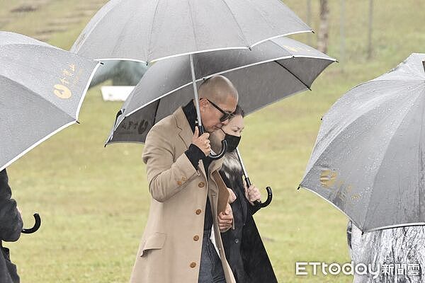 “大S”纪念雕像雨天落成登顶热搜！大陆网哽咽：老天爷也在落泪（视频/组图） - 6