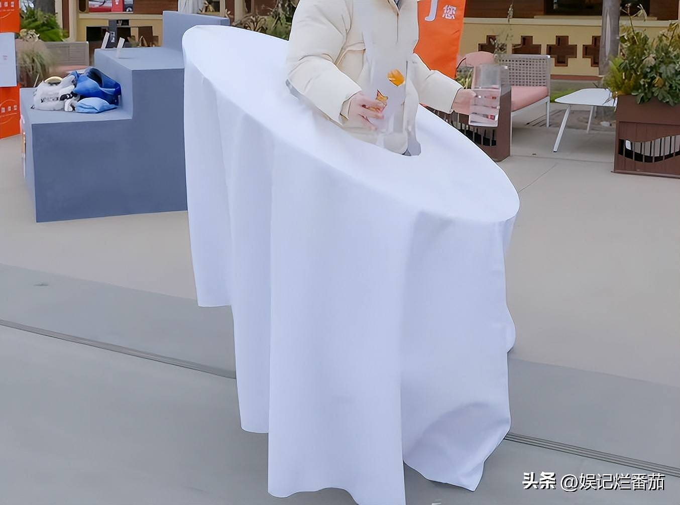 周冬雨参加真人秀，带酒壮胆，被王传君深情表白...（组图） - 21