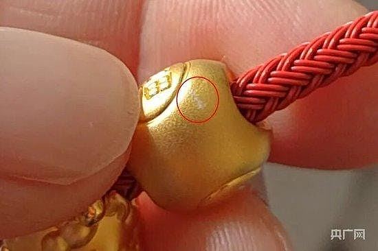 周生生“足金”吊坠戴一日刮花 被指检测出含铁银钯 监管部门介入(组图) - 2