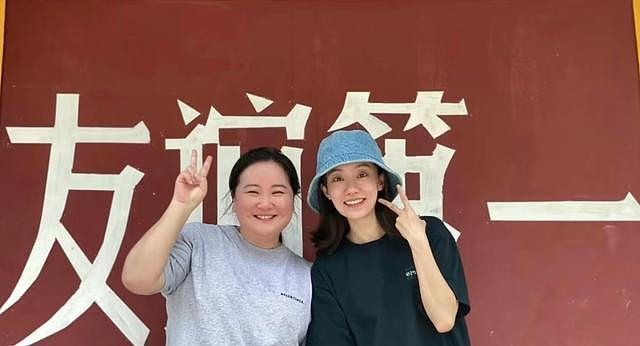 贾玲张小斐新疆被偶遇!两人纯素颜吃火锅,桌旁20瓶啤酒太抢眼(组图) - 1
