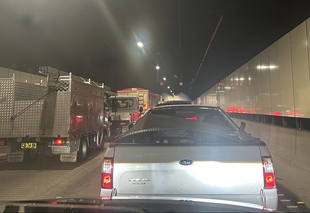 悉尼M8公路一辆汽车起火,通勤延误超30公里(组图) - 1