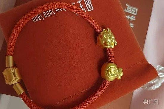 周生生“足金”吊坠戴一日刮花 被指检测出含铁银钯 监管部门介入(组图) - 3