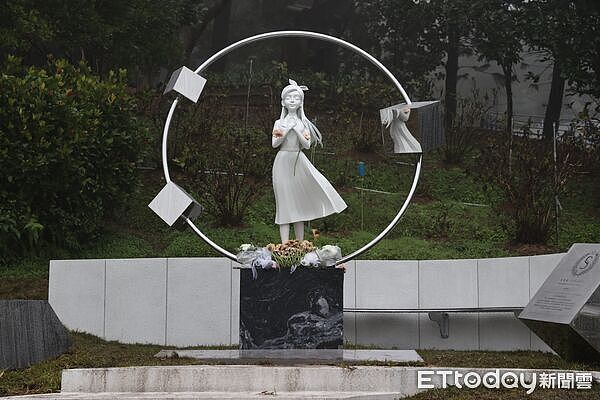 “大S”纪念雕像雨天落成登顶热搜！大陆网哽咽：老天爷也在落泪（视频/组图） - 2