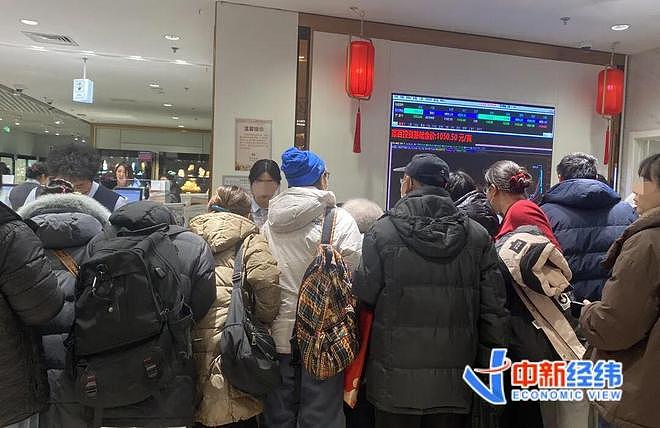 近200人排队，有人一次性卖出200万元金条，也有人计划一次性买入450克黄金！（组图） - 5