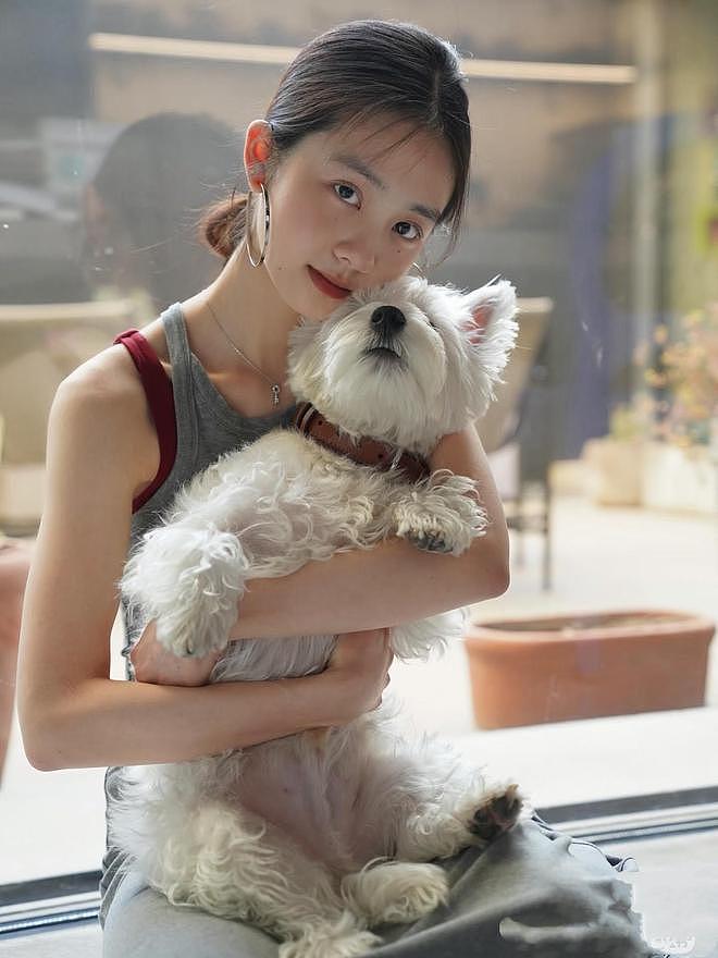19岁黄多多晒留学日常，穿白纱裙很纯美，主动和黑人男生保持距离（组图） - 12