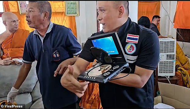 现场画面辣眼！泰国寺庙突袭搜出大量色情物品，僧侣集体塌房（组图） - 4