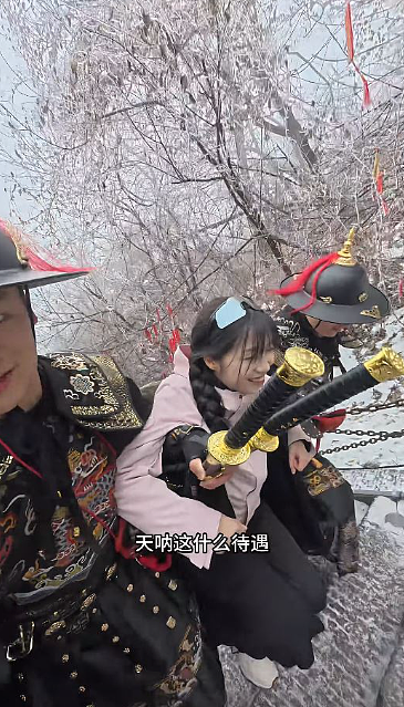 猛男经济！精壮锦衣卫抱“公主”上山，洛阳老君山陪爬月入¥5万（视频/组图） - 1