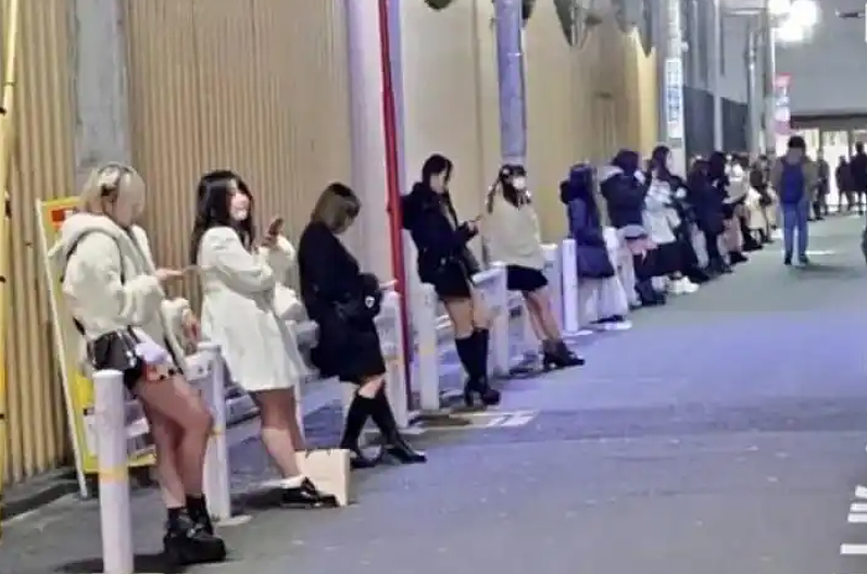 “美国斩杀线”事件后牢A继续喷日本：这些街头秀“梅毒”斑的少女真吓人（组图） - 17