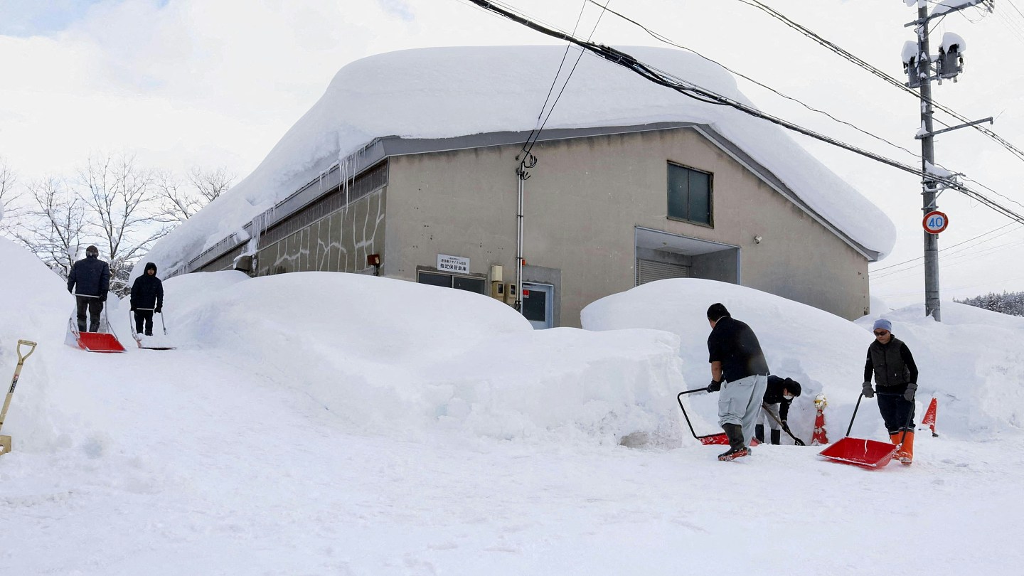 日本暴雪30死324伤 青森县酸汤积雪4.5米 91岁妇遭3米雪堆活埋(组图) - 2
